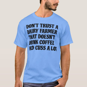 Bauer, der Kaffee trinkt, ist viel T-Shirt