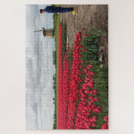 Bauer, der seine Tulpen und Windmühle kontrolliert