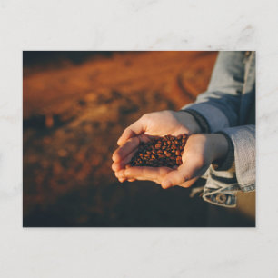 Bauer mit Kaffeebohnen Postkarte