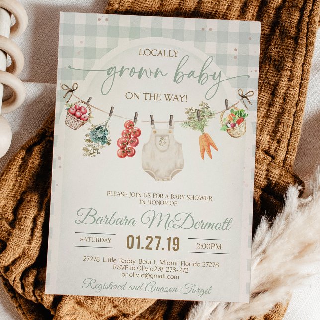 Bauer vermarkten Vor Ort gewachsene Babydusche Einladung (Rustic farmers market baby shower setup with fresh fruit decorations, wooden crates, and natural col)