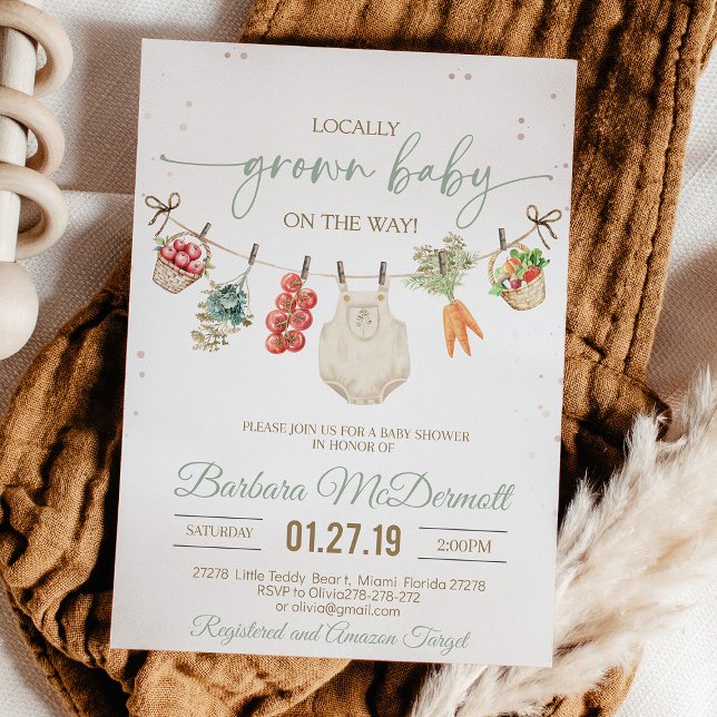 Bauer vermarkten Vor Ort gewachsene Babydusche Einladung (Rustic farmers market baby shower setup with fresh fruit decorations, wooden crates, and natural col)
