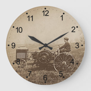 Bauernboy und antiker Traktor braun Große Wanduhr
