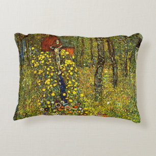 Bauerngarten mit Kruzifix von Gustav Klimt Dekokissen
