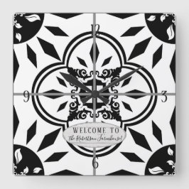 Bauernhaus Damask Tile Muster Holzfamilie Name Quadratische Wanduhr
