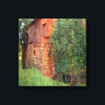 Bauernhaus in Kammer bei Gustav Klimt, Vintage Kun Leinwanddruck<br><div class="desc">Das Bauernhaus im Kammer (Bauernhaus in Kammer am Attersee) (1901) von Gustav Klimt ist ein Vintages Viktorianisches Kunstmalereihaus. Von außen hat man einen Blick auf ein altes Bauernhaus oder ein Gebäude mit Baum, Zaun, Gras und Gärten. Über den Künstler: Gustav Klimt (1862-1918) war ein österreichischer Symbolik-Maler und einer der prominentesten...</div>