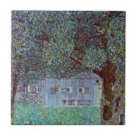 Bauernhaus in Oberösterreich bei Gustav Klimt Fliese<br><div class="desc">Das Bauernhaus in Oberösterreich (1912) von Gustav Klimt ist ein Vintages Viktorianisches Kunstmalereigebäude. Eine Naturlandschaft mit Bäumen und ein Feld von Blume mit einer Scheune auf einem Bauernhof. Die große Holzstruktur hat Fenster. Über den Künstler: Gustav Klimt (1862-1918) war ein österreichischer Symbolik-Maler und einer der prominentesten Mitglieder der Wiener Jugendstil-Bewegung....</div>