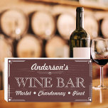 Bauernhof Burgund & Weiß Unterschrift Wein Bar Holzkisten Schild<br><div class="desc">Einführen meine charmante,  Replik Vintagen Bar-Zeichen. Personalisieren Sie es und machen Sie es einzigartig! Es ist auch ein nachdenkliches und unvergessliches Geschenk für alle Weinliebhaber und bringt den Charme der Weinberge direkt in Ihre Zuhause.</div>