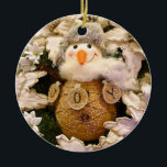 Bauernhof Rustic Burlap Snowman Poinsettia Holiday Keramik Ornament<br><div class="desc">Feiern Sie die Urlaubssaison mit diesem einladenden, lustigen und festlichen Schneemann! Das Foto auf der Keramik Ornament ist ein modernes Bauernhaus-inspiriert Kranz mit einem rustikalen Glam-Schneemann mit Burlkörper, weicher Schal und warmen Hut, perfekt für winterliches Wetter! Zierförmige Bälle zaubern JOY, und der lächelnde Schneemann ist umgeben von atemberaubenden weißen, goldgetrimmten...</div>