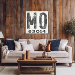 Bauernhof Rustikaler Staat Zip Code Missouri Leinwanddruck<br><div class="desc">Dieses rustikale Schild ist eine einfache Möglichkeit,  Ihre Liebe für Zuhause anzuzeigen. Die Postleitzahl kann mit jeder beliebigen Postleitzahl im Staat personalisiert werden. Macht ein großartiges Geschenk. Erstellt von der einfachen Farmhouse Press.</div>