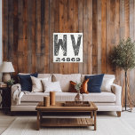 Bauernhof Rustikaler Staat Zip Code West Virginia Leinwanddruck<br><div class="desc">Dieses rustikale Schild ist eine einfache Möglichkeit,  Ihre Liebe für Zuhause anzuzeigen. Die Postleitzahl kann mit jeder beliebigen Postleitzahl im Staat personalisiert werden. Macht ein großartiges Geschenk. Erstellt von der einfachen Farmhouse Press.</div>