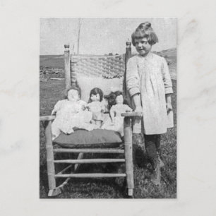 Bauernmädchen und ihre Puppenfreunde Vintage Postkarte