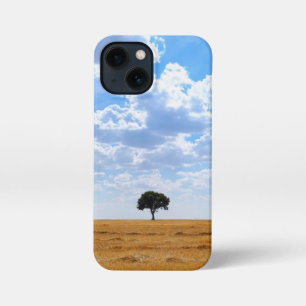 Baum auf einem geernteten Weizenfeld iPhone 13 Mini Hülle
