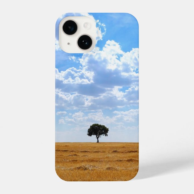 Baum auf einem geernteten Weizenfeld iPhone 14 Hülle (Rückseite)