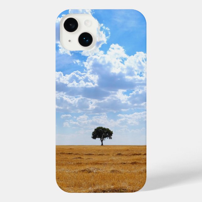 Baum auf einem geernteten Weizenfeld iPhone 14 Plus Hülle (Rückseite)