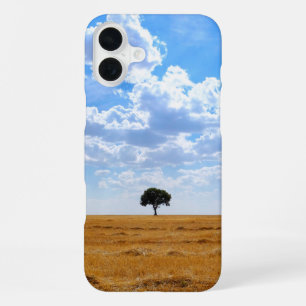 Baum auf einem geernteten Weizenfeld iPhone 16 Plus Hülle