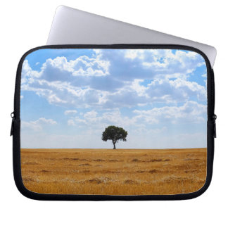 Baum auf einem geernteten Weizenfeld Laptopschutzhülle