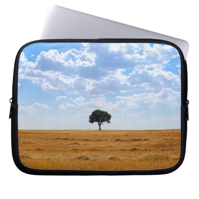 Baum auf einem geernteten Weizenfeld Laptopschutzhülle (Vorderseite)