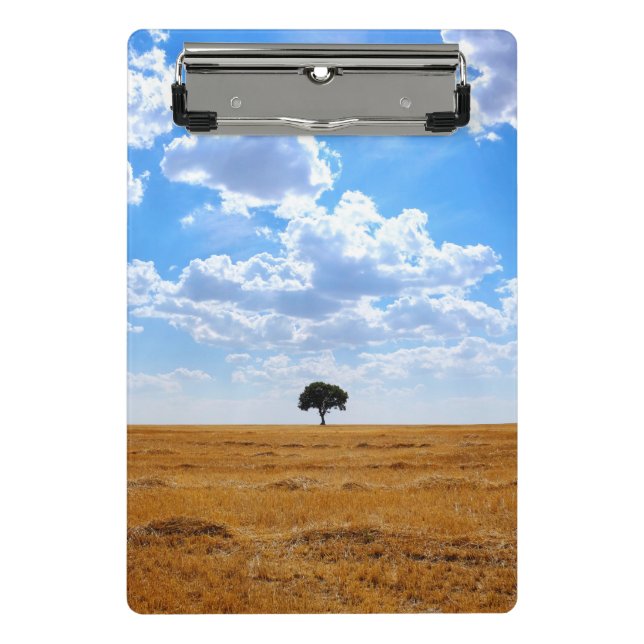 Baum auf einem geernteten Weizenfeld Mini Klemmbrett (Vorderseite)