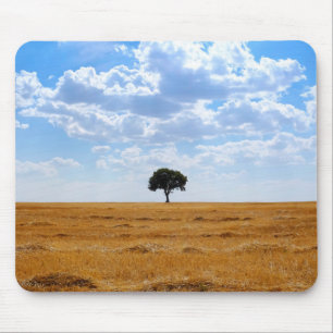 Baum auf einem geernteten Weizenfeld Mousepad