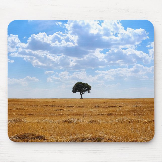 Baum auf einem geernteten Weizenfeld Mousepad (Vorne)