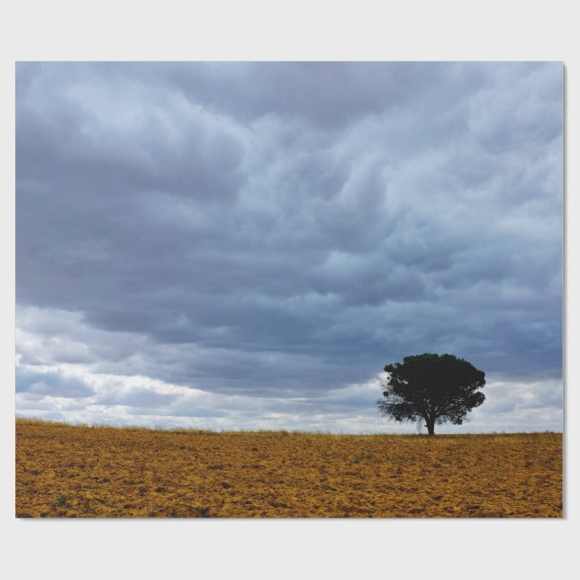 Baum auf einem leeren Feld Geschenkpapier (Flach)