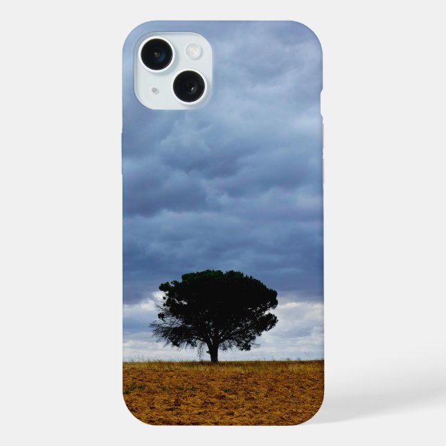 Baum auf einem leeren Feld iPhone 15 Plus Hülle (Rückseite)