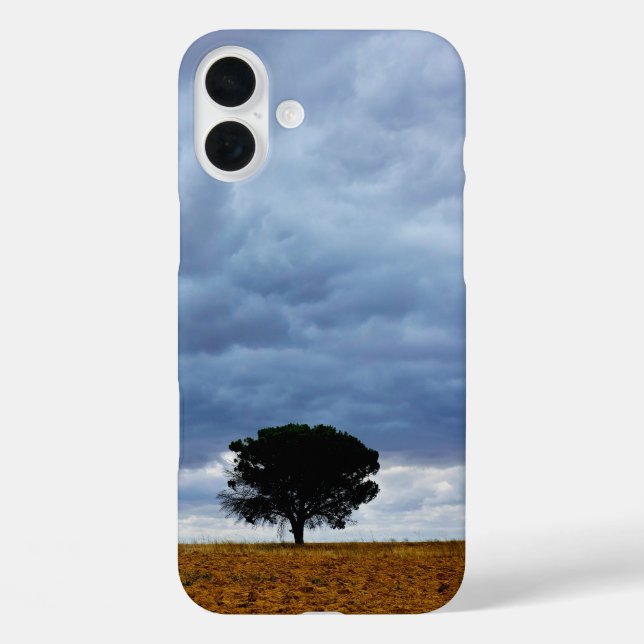 Baum auf einem leeren Feld iPhone 16 Plus Hülle (Rückseite)