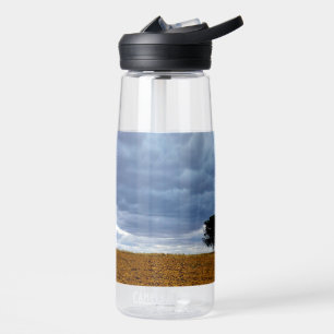 Baum auf einem leeren Feld Trinkflasche