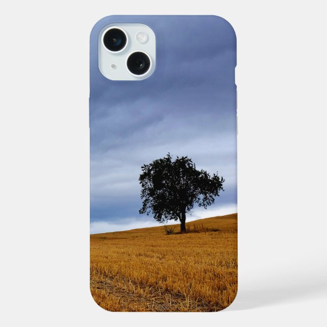 Baum auf einem Weizenfeld iPhone 15 Plus Hülle (Rückseite)