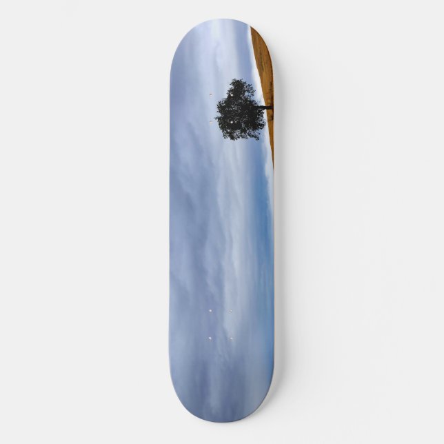 Baum auf einem Weizenfeld Skateboard (Vorderseite)