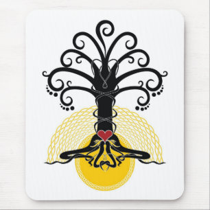 Baum der schwarzen Magie mit rotem Herzen auf ihm Mousepad