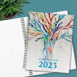 Baum des Lebens Personalisiert 2023 Planer<br><div class="desc">Dieser einzigartige Planer ist mit einem blassgrauen Hintergrund in leuchtenden Farben gestaltet. Das originelle Design wurde aus Mosaik mit winzigen Glasstücken in lebhaften Farben hergestellt. Passen Sie es mit Ihrem Namen und Jahr an. Verwenden Sie zum Bearbeiten das Entwurfstool, um den Schriftart, die Größe des Schriftartes oder die Farbe zu...</div>