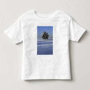 Baum im Schnee umfaßte Landschaft Kleinkind T-shirt