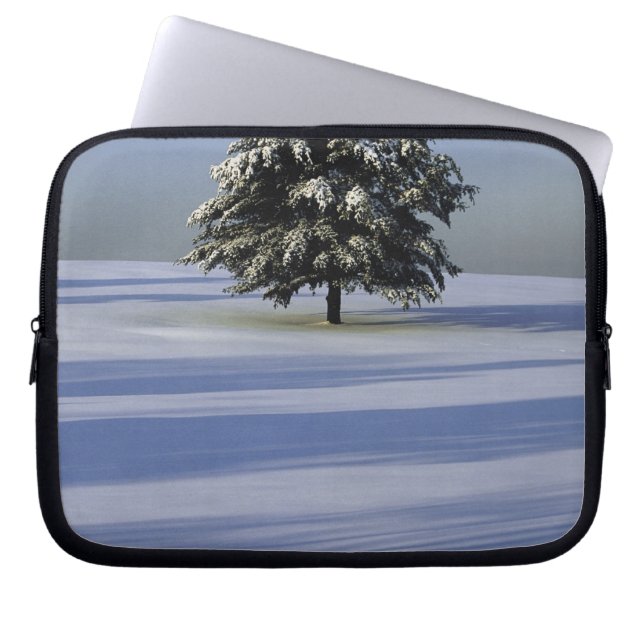 Baum im Schnee umfaßte Landschaft Laptopschutzhülle (Vorderseite)