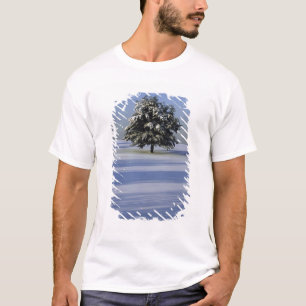 Baum im Schnee umfaßte Landschaft T-Shirt