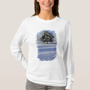 Baum im Schnee umfaßte Landschaft T-Shirt