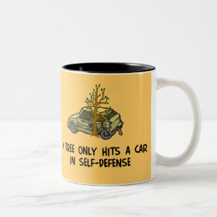 Baum schlägt Auto Zweifarbige Tasse