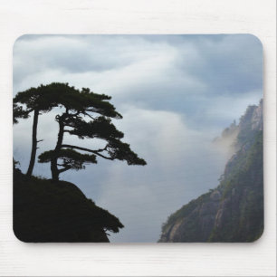 Baum silhouettiert bei Sonnenaufgang, Gelber Berg, Mousepad