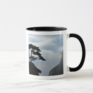 Baum, silhouettiert bei Sonnenaufgang, Gelber Berg Tasse
