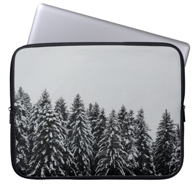 BAUM ÜBERDECKTER SCHNEE UNTER SCHÖNEM HIMMEL LAPTOPSCHUTZHÜLLE (Vorderseite)