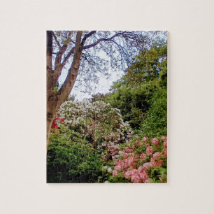 Baum umgeben von Blume