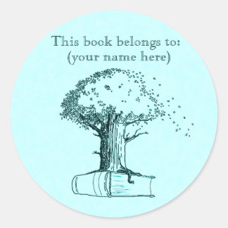 Baum und Buch, hellblau Runder Aufkleber