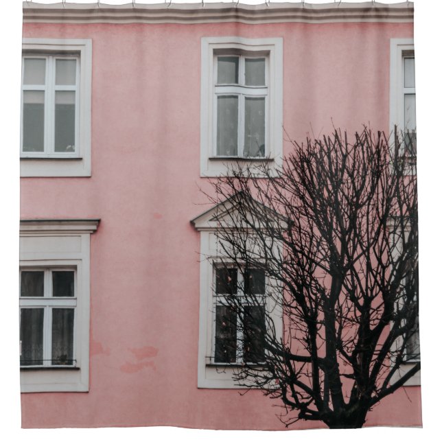 BAUM VOR DEM PINKEN GEBÄUDE DUSCHVORHANG (Vorderseite)