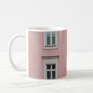 BAUM VOR DEM PINKEN GEBÄUDE KAFFEETASSE