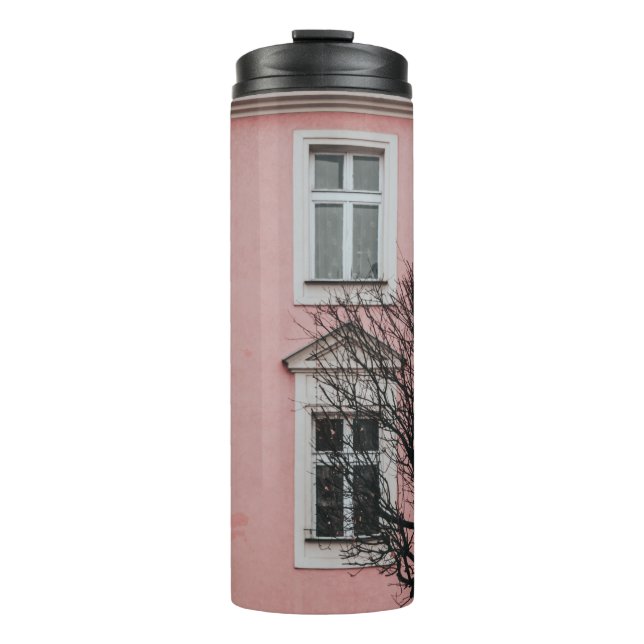 BAUM VOR DEM PINKEN GEBÄUDE THERMOSBECHER (Vorderseite)