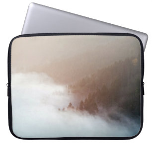 Bäume auf Bergen, bedeckt mit Nebeln Laptopschutzhülle