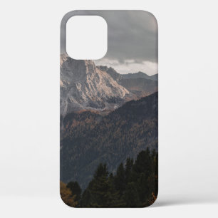 BÄUME AUF BERGEN UNTER GRAUEM HIMMEL Case-Mate iPhone HÜLLE