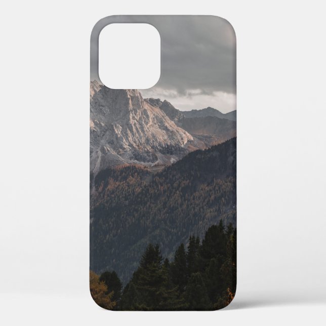 BÄUME AUF BERGEN UNTER GRAUEM HIMMEL Case-Mate iPhone HÜLLE (Rückseite)