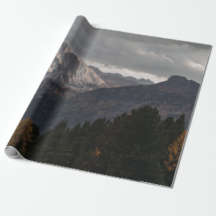 BÄUME AUF BERGEN UNTER GRAUEM HIMMEL GESCHENKPAPIER