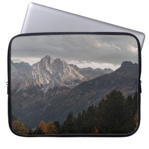 BÄUME AUF BERGEN UNTER GRAUEM HIMMEL LAPTOPSCHUTZHÜLLE